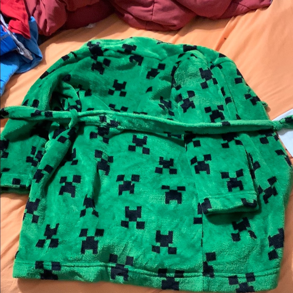 Green Robe with Black Pattern - Picture 5 of 5